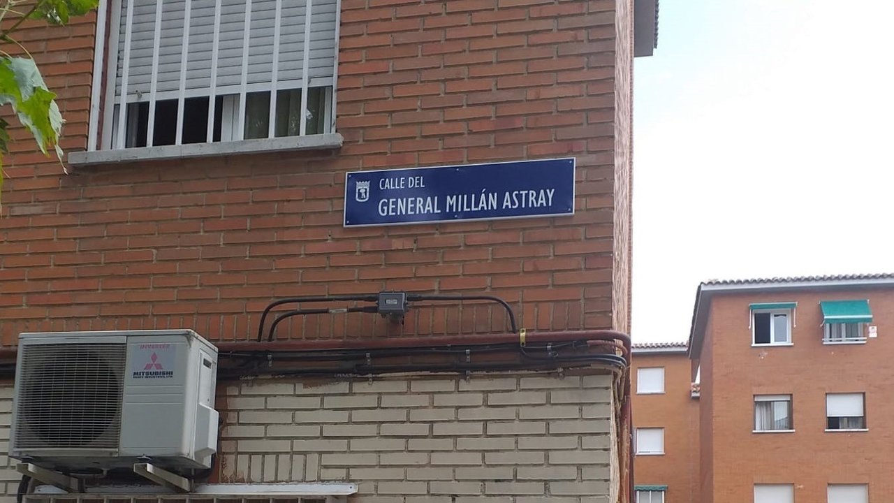 Nueva placa de la Calle del General Millán Astray, en Madrid.
