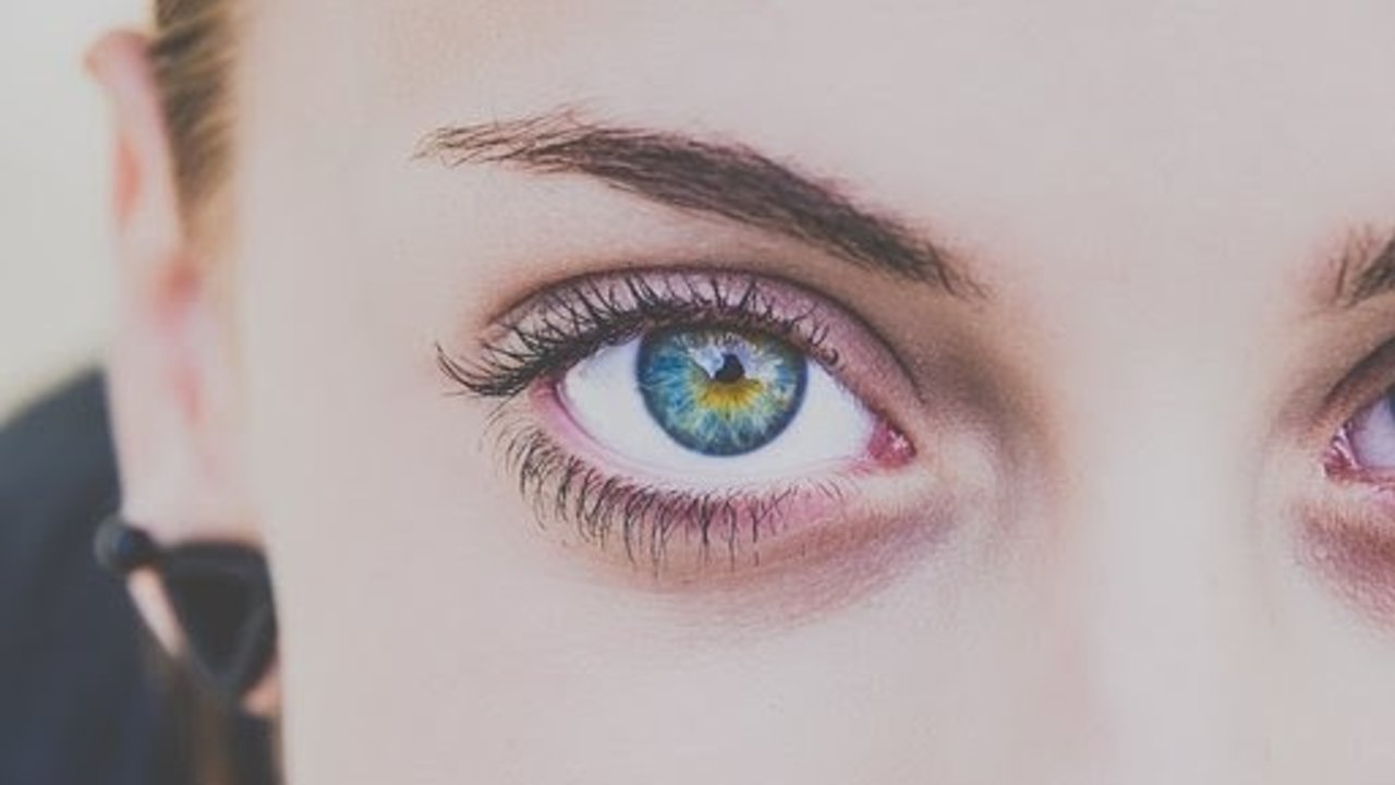 El ojo y la ceja de una persona.
