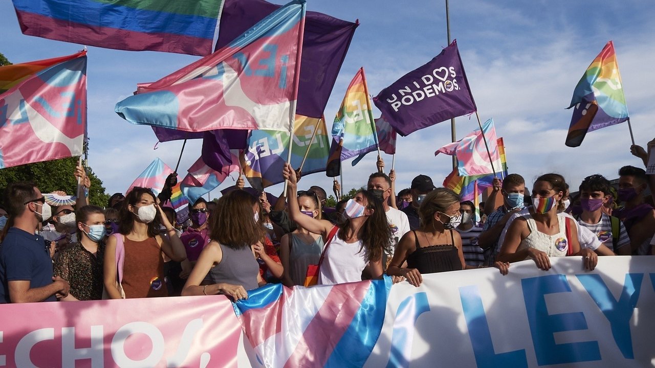 Irene Montero, en el centro y de blanco, en la marcha del Orgullo LGTBI de 2021 (Foto: Jesús Hellín / Europa Press).