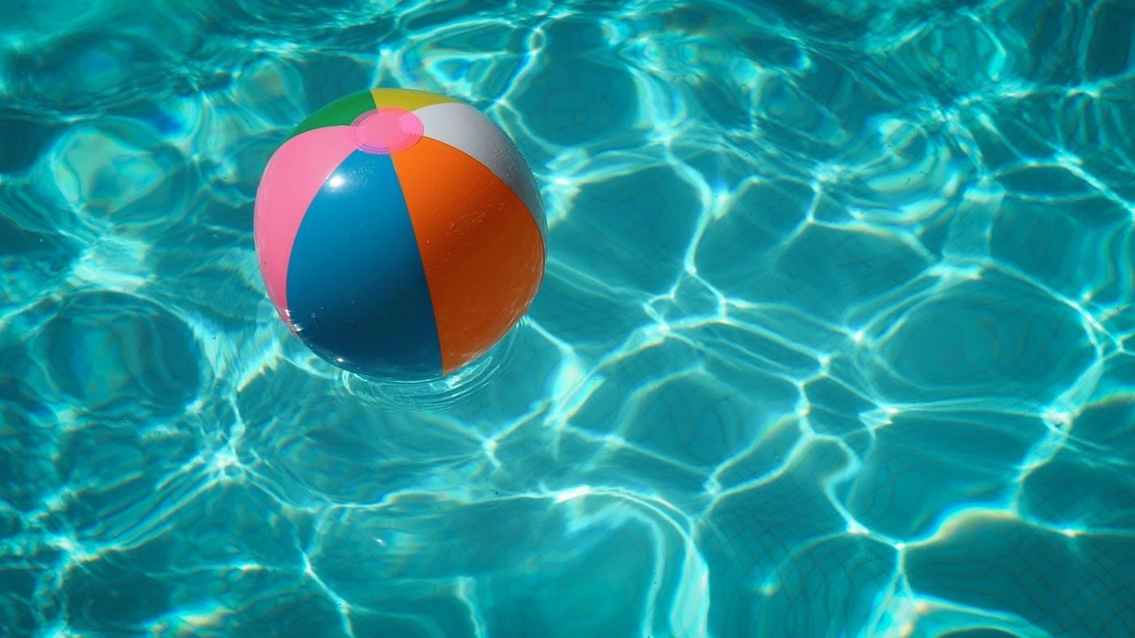 Una pelota hinchable en el agua de una piscina.