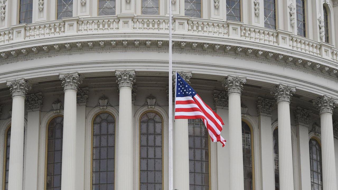 Archivo - La bandera estadounidense frente al Capitolio