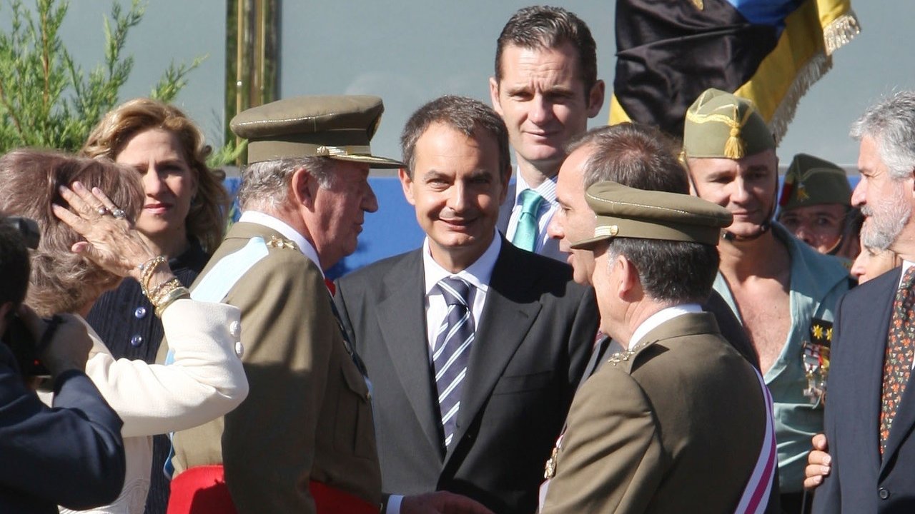 Juan Carlos I, José Luis Rodríguez Zapatero, y de espaldas, el entones JEMAD Félix Sanz Roldán (Foto: José Oliva / Europa Press).