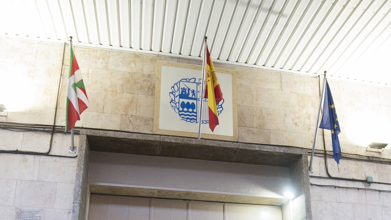 Cárcel de Basauri (Vizcaya) con el escudo del País Vasco (Foto: Fernando Gómez / Europa Press).