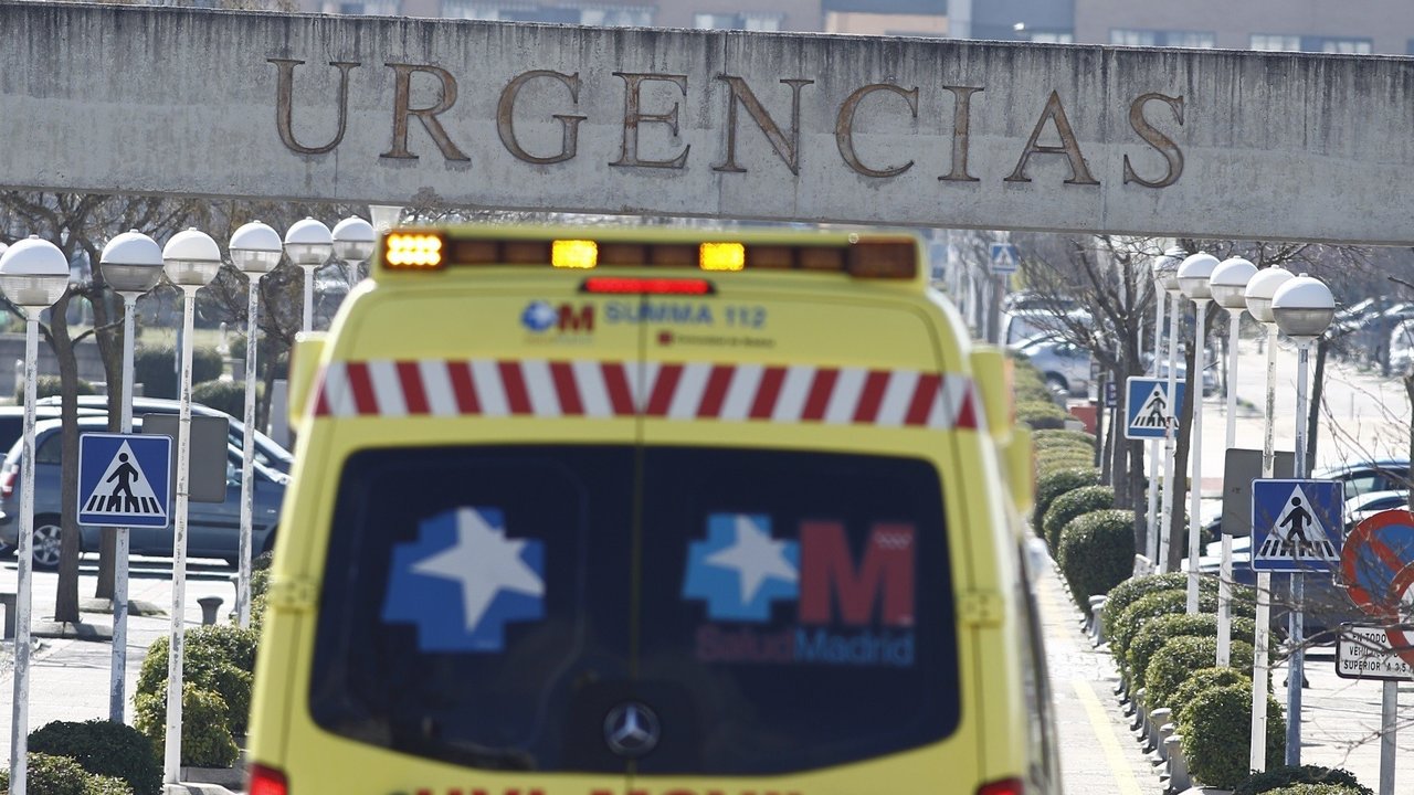 Cartel de Urgencias y ambulancias, ambulancia del SUMMA 112 en Madrid.