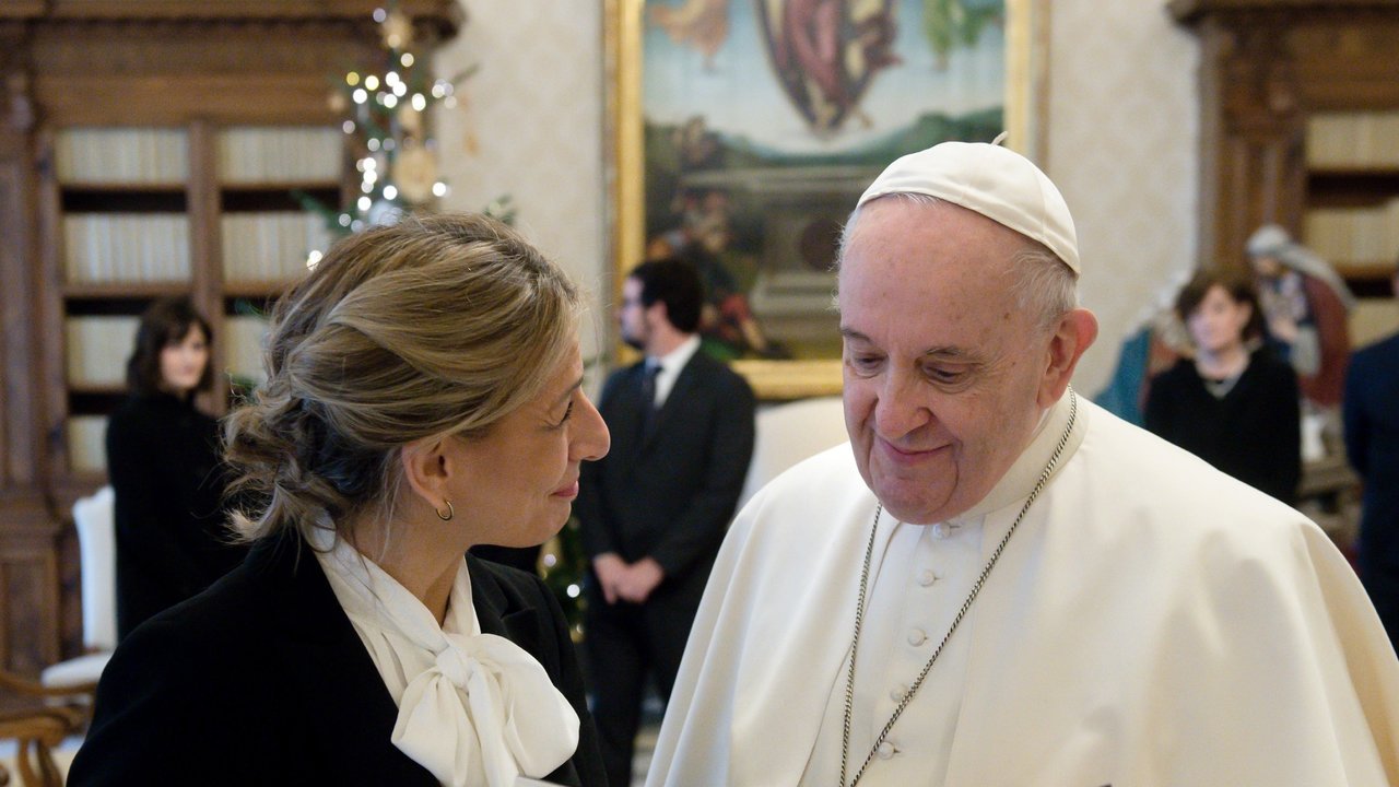 Yolanda Díaz y el papa Francisco (Foto: POOL / Vatican Media / Spaziani / Europa Press).