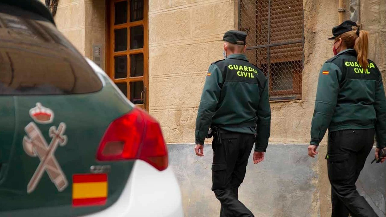 Dos agentes de la Guardia Civil caminan por las calles de Haro (La Rioja).
