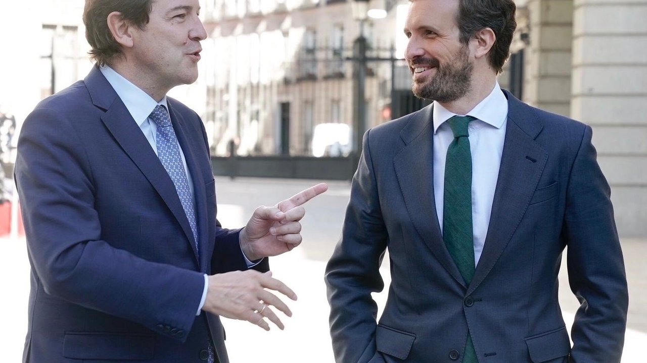 El presidente del PP, Pablo Casado, se reúne en el Congreso con el presidente de Castilla y León, Alfonso Fernández Mañueco. En Madrid, a 17 de noviembre de 2021.