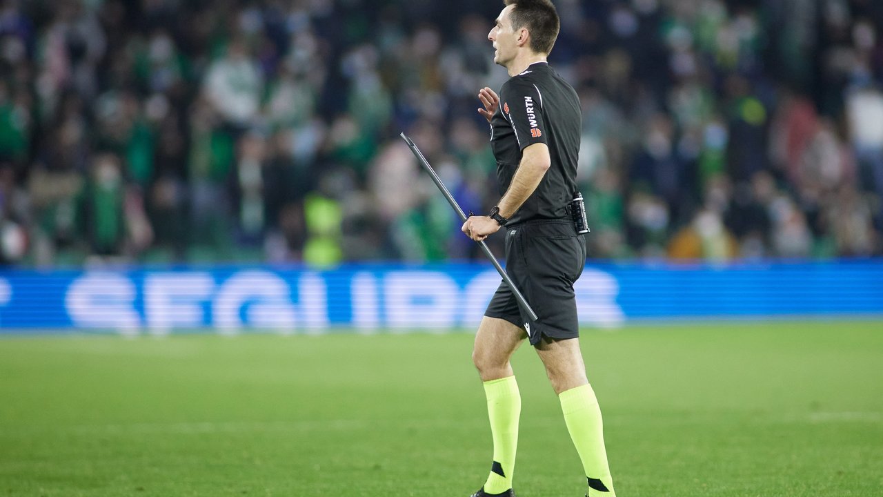 De Burgos, referee, takes the stick that a fan threw to Joan Jordan of Sevilla during the spanish league, the round of 16 of the Copa del Rey, football match played between Real Betis and Sevilla FC at Benito Villamarin stadium on January 15, 2022, in Sevilla, Spain.