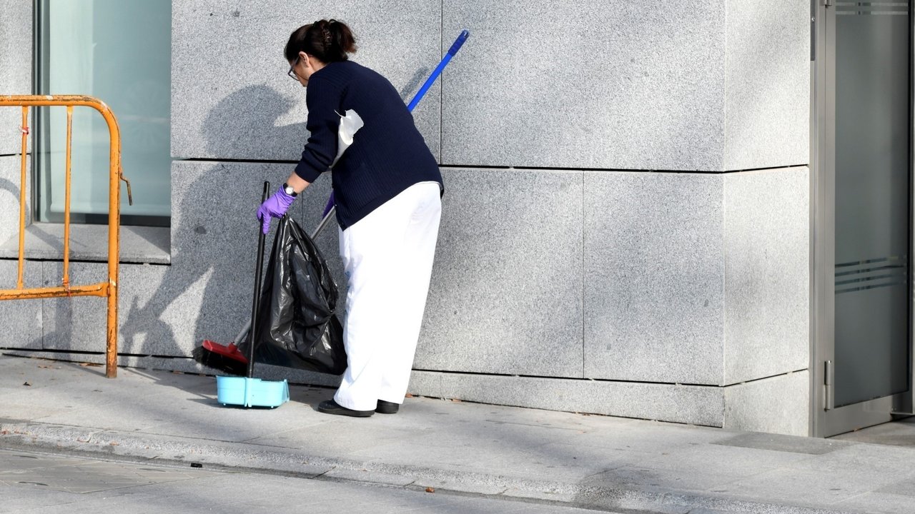 Una mujer limpiando.
