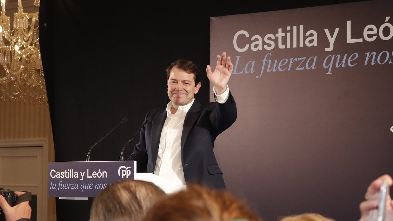 Alfonso Fernández Mañueco celebra su victoria en las elecciones de Castilla y León (Foto: Manuel Ángel Laya / Europa Press).