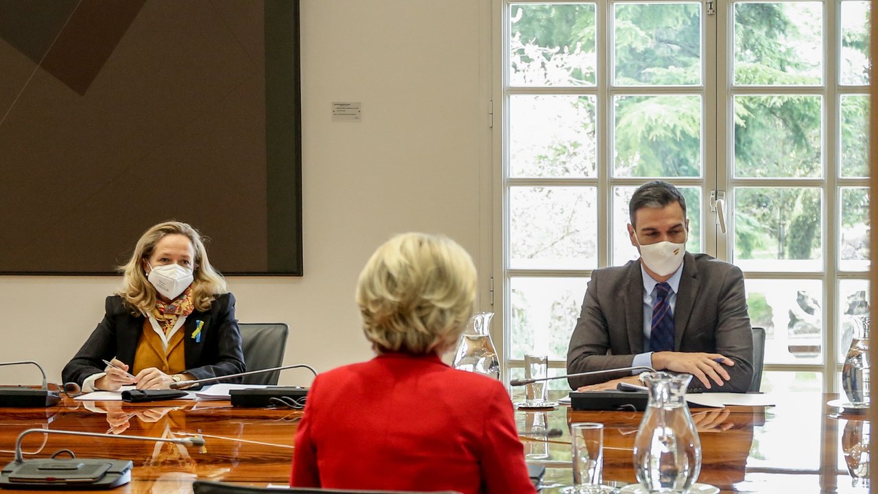 La ministra de Economía, Nadia Calviño, la presidenta de la Comisión Europea, Ursula von der Leyen, y el presidente del Gobierno, Pedro Sánchez, se reúnen en La Moncloa, a 5 de marzo de 2022, en Madrid (España).