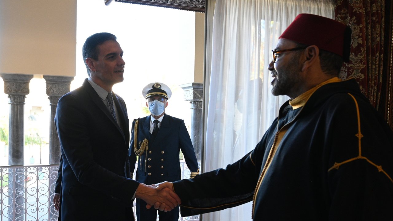 El presidente del Gobierno, Pedro Sánchez, durante su reunión con el Rey Mohamed VI en Rabat
