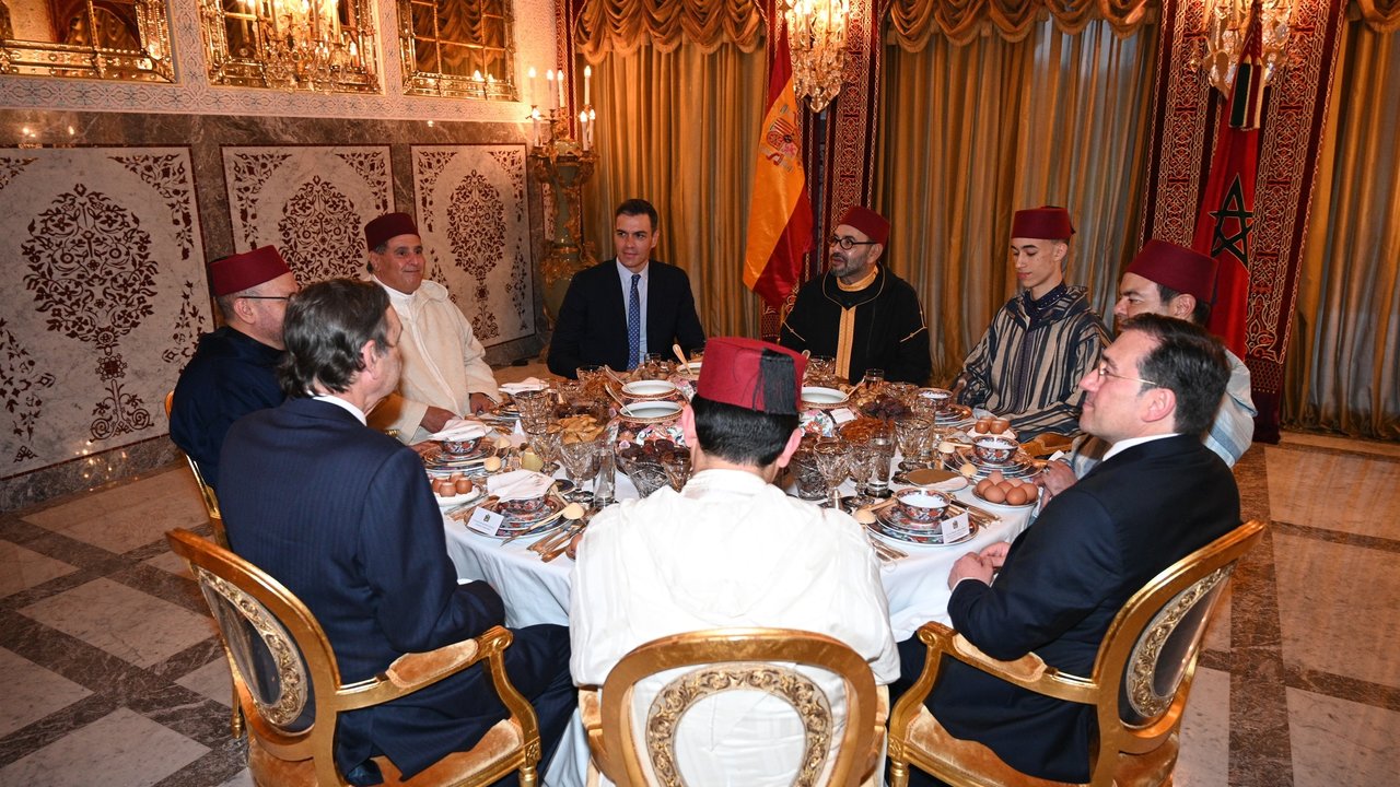 El presidente del Gobierno, Pedro Sánchez, y el rey Mohamed VI durante la cena que han mantenido tras su encuentro en Rabat