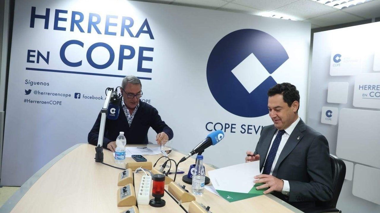Carlos Herrera entrevistando al presidente de la Junta de Andalucía, Juanma Moreno