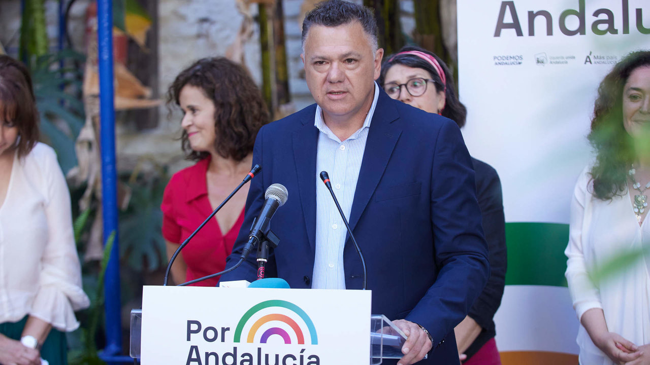El representante de Unidas Podemos, Juan Antonio Delgado, durante la presentación de la coalición Por Andalucía, con la candidata a la presidencia de la Junta de Andalucía en la Carbonería, a 11 de mayo de 2022 en Sevilla (Andalucía, España)

