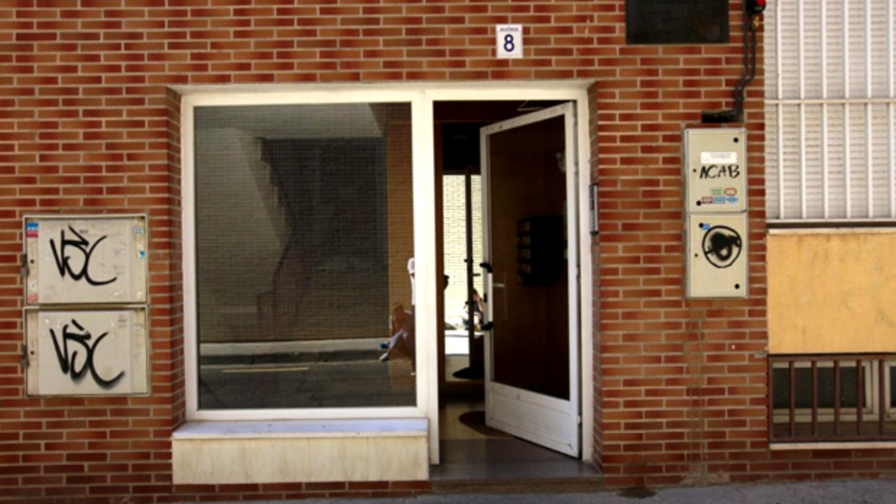 Vista del portal del edificio en la calle Alegría de Zaragoza en el que este lunes 31 de mayo de 2022 fue asesinada una mujer con arma blanca.