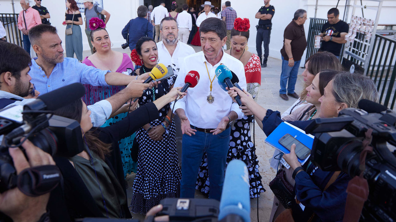 El candidato de Ciudadanos a la presidencia de la Junta de Andalucía, Juan Marín, atiende a los medios de comunicación durante la Romería del Rocío 2022 en la Aldea del Rocío, a 4 de junio de 2022 en Huelva (Andalucía, España)

