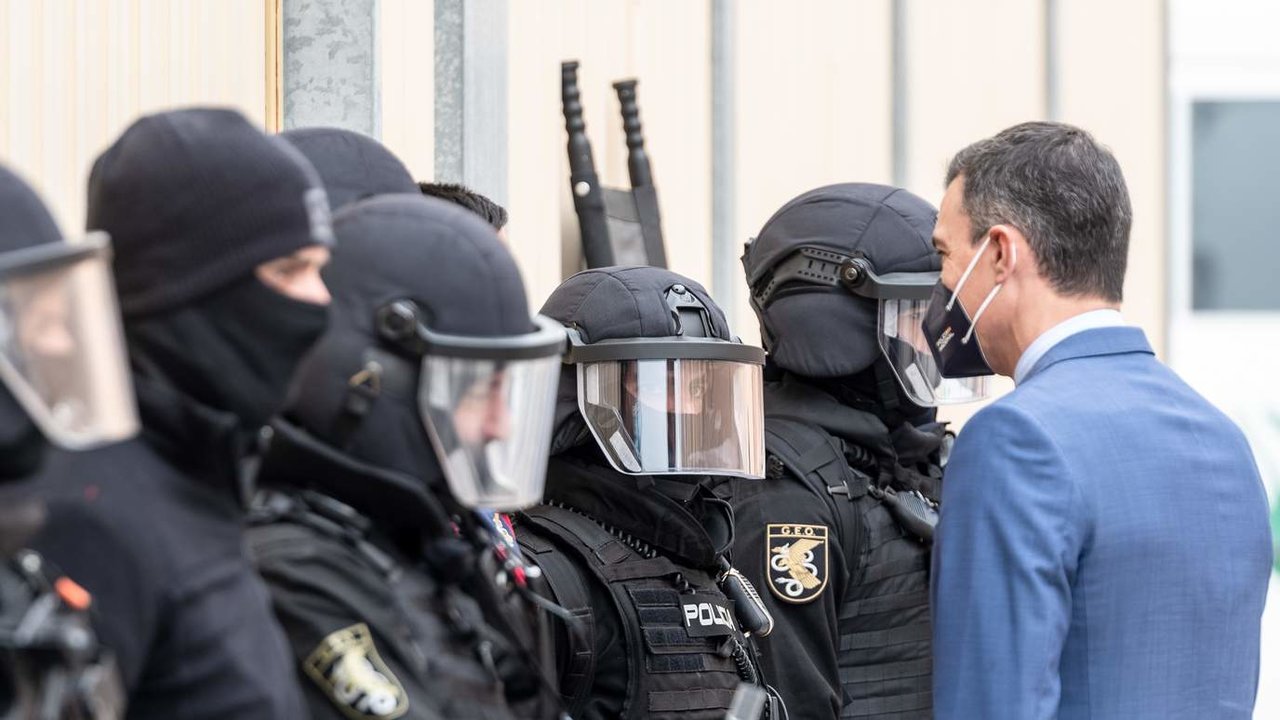 Pedro Sánchez saluda a policías del Grupo Especial de Operaciones (GEO) en su base de Guadalajara (Foto: Rafael Martín / Europa Press).