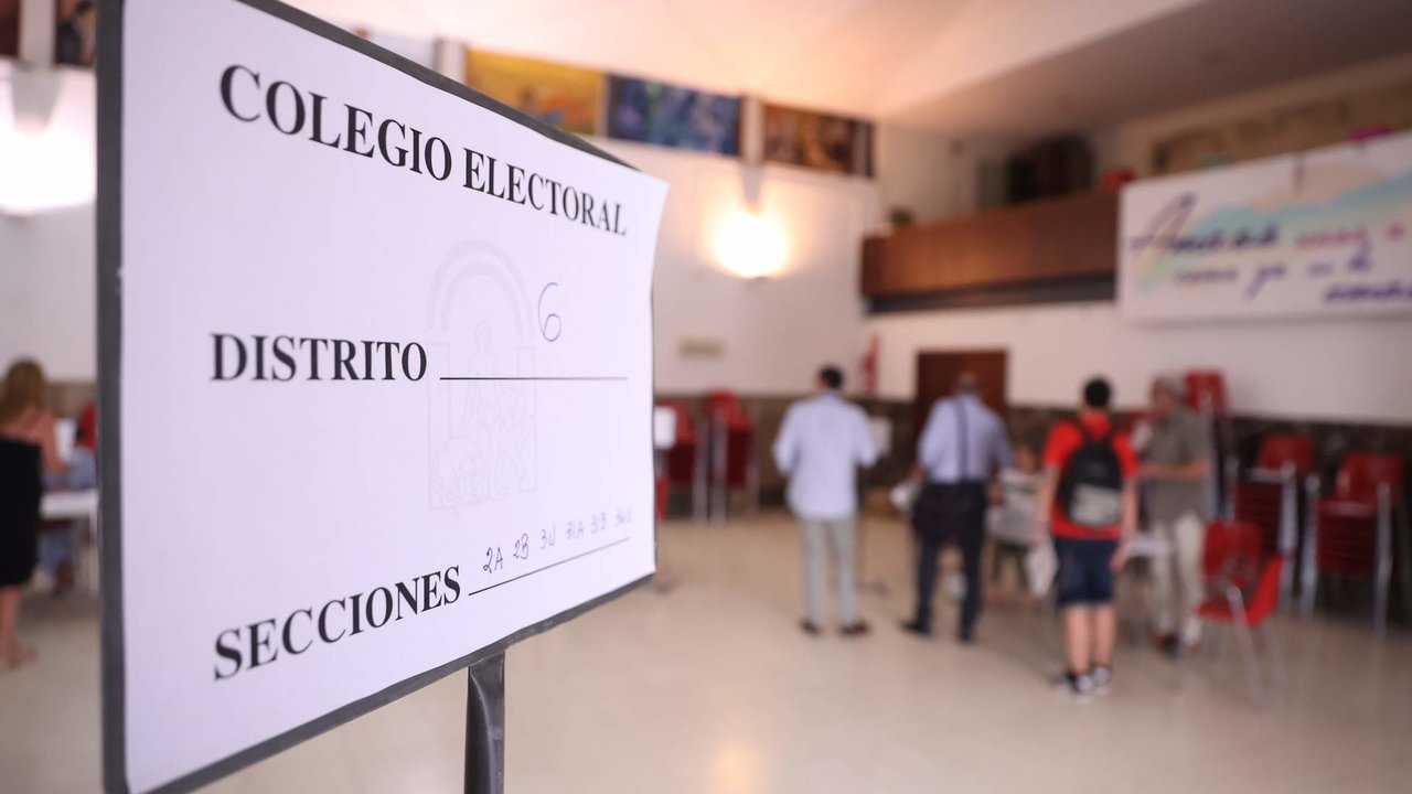 Colegio electoral constituido en Sevilla este 19 de junio de 2022 para las elecciones autonómicas.