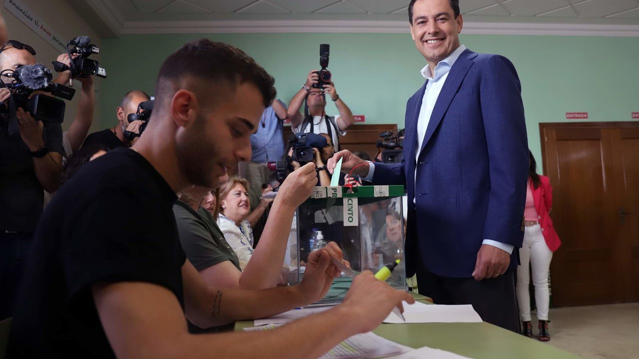  El presidente del PP andaluz y candidato a revalidar la Presidencia de la Junta, Juanma Moreno, acude a votar con motivo de las elecciones autonómicas, en su colegio electoral en la capital malagueñaa 19 de junio de 2022 en Málaga, Andalucía.