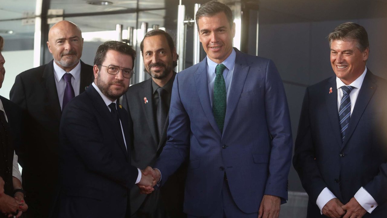 El presidente de la Generalitat, Pere Aragonès, y el presidente del Gobierno, Pedro Sánchez, se saludan a su llegada als Premis Pimes de Pimec en el Camp Nou junto al presidente de Pimec, Antoni Cañete.