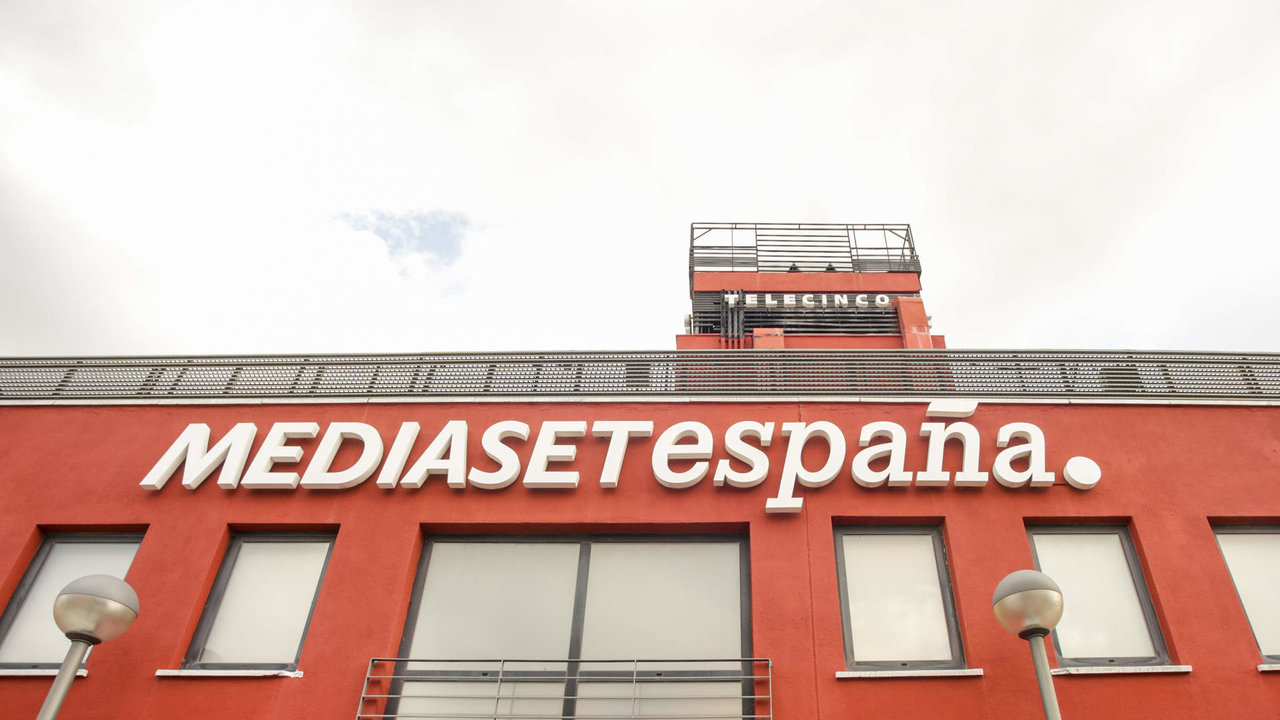 Cartel de Mediaset España en la Sede de Telecinco.