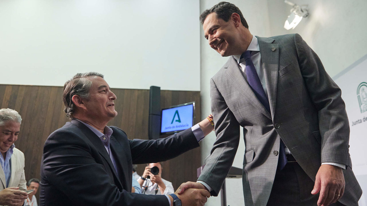 El presidente de la Junta de Andalucía, Juanma Moreno, (d) saluda al nuevo consejero de Presidencia, Antonio Sanz, tras la rueda de prensa para anunciar la conformación del nuevo gobierno en el Palacio de San Telmo, a 25 de julio de 2022 en Sevilla (Andalucía, España)