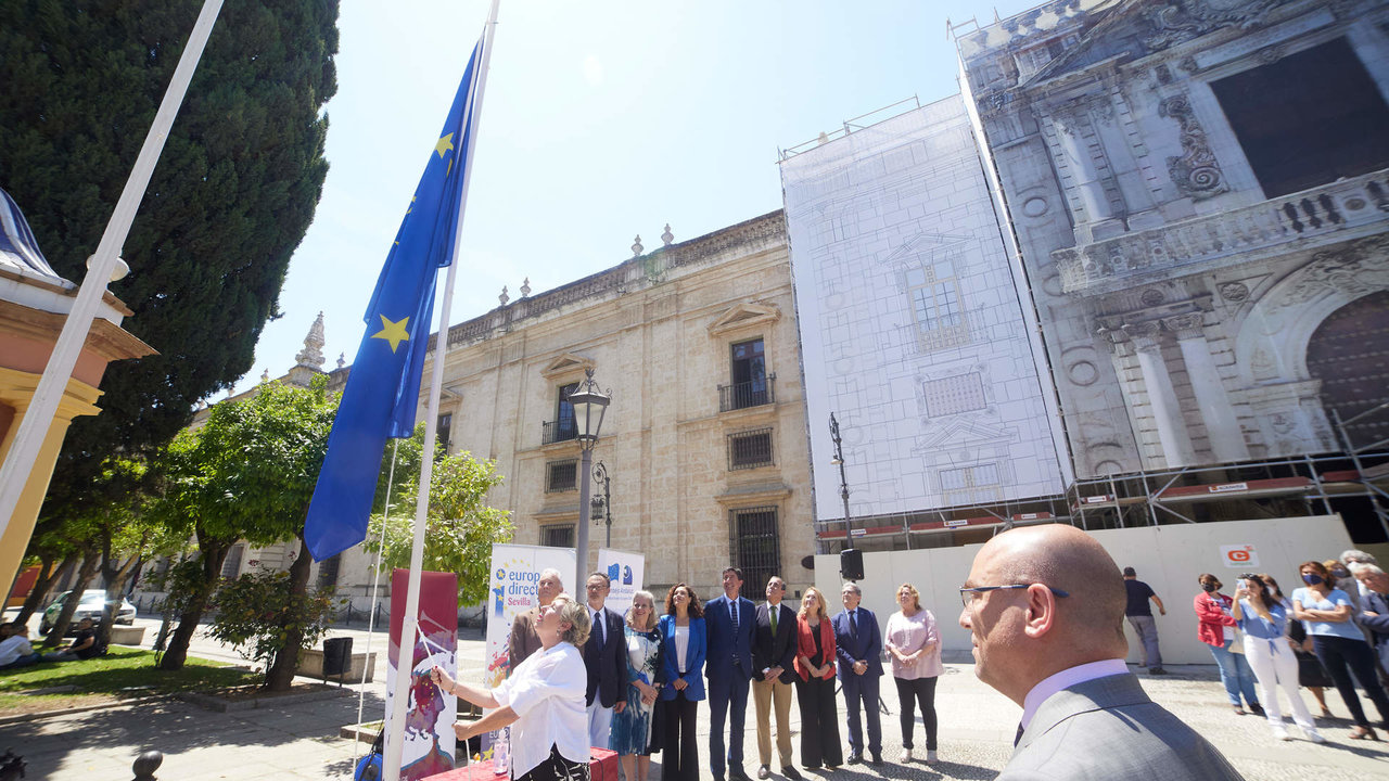 Momento donde una mujer eleva la bandera durante el izado de la bandera de la Unión Europea como homenaje por el Día de Europa en el Rectorado de la Universidad de Sevilla, a 9 de mayo de 2022 en Sevilla (Andalucía, España)

