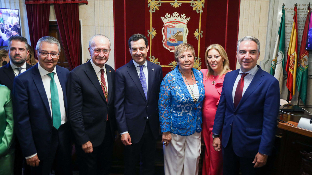 El presidente de la Junta de Andalucía, Juanma Moreno, asiste a la entrega de la Medalla de la Ciudad y título de Hija Predilecta a la exalcaldesa Celia Villalobos, a 29 de julio de 2022 en Málaga, Andalucía.