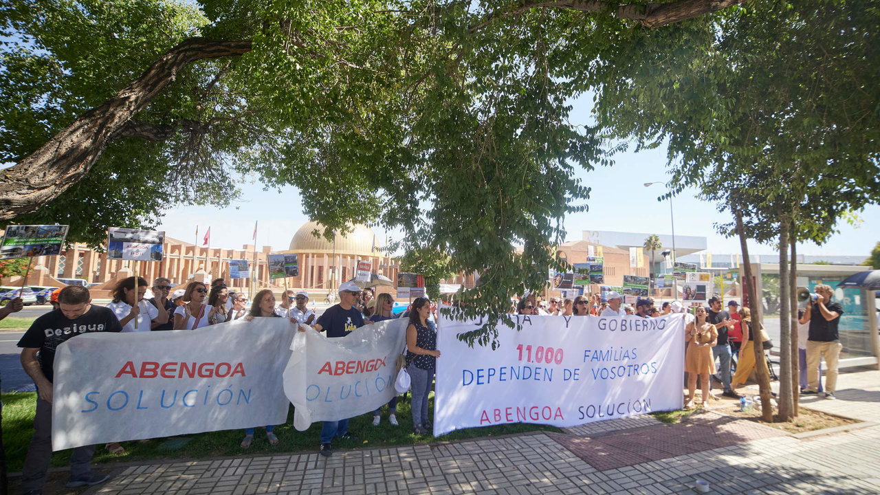 Concentración de trabajadores de Abengoa a las puertas de FIBES durante la reunión de la Junta de Andalucía y el Gobierno de España para abordar el futuro de la multinacional Abengoa en el Palacio de Congresos, a 4 de julio de 2022 en Sevilla (Andalucía, España)