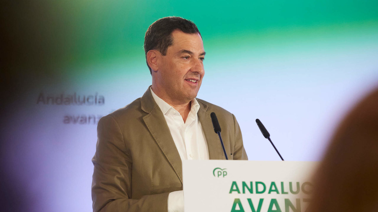 El presidente de la Junta de Andalucía, Juanma Moreno, durante la clausura la reunión de la Junta Directiva Autonómica del PP-A en el Hotel Los Lebreros, a 5 de septiembre de 2022 en Sevilla (Andalucía, España)