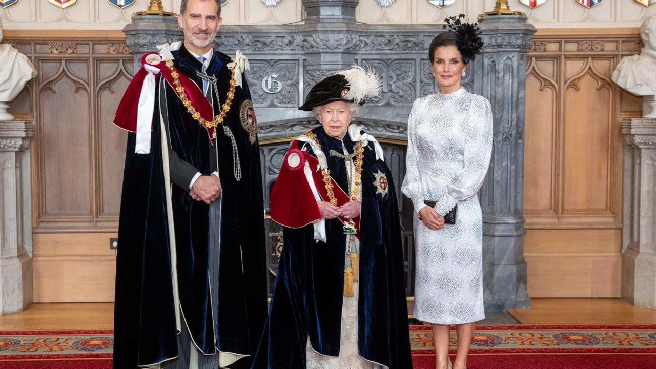 El Rey Felipe VI, la Reina Isabel II de Inglaterra y la Reina Letizia en una foto posterior a la ceremonia de investidura de Don Felipe como Caballero de la Muy Noble Orden de la Jarretera, la máxima distinción que concede la monarquía británica.