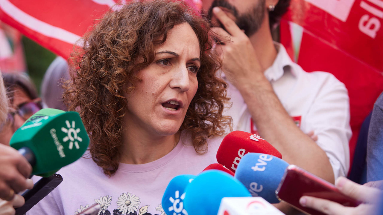 La secretaria general de CCOO en Andalucía , Nuria López, atiende a los medios de comunicación durante la concentración convocada por CCOO-A y UGT-A para exigir una subida de salarios acorde a la subida de precios en la plaza del Triunfo, a 6 de julio de 2022 en Sevilla (Andalucía, España)