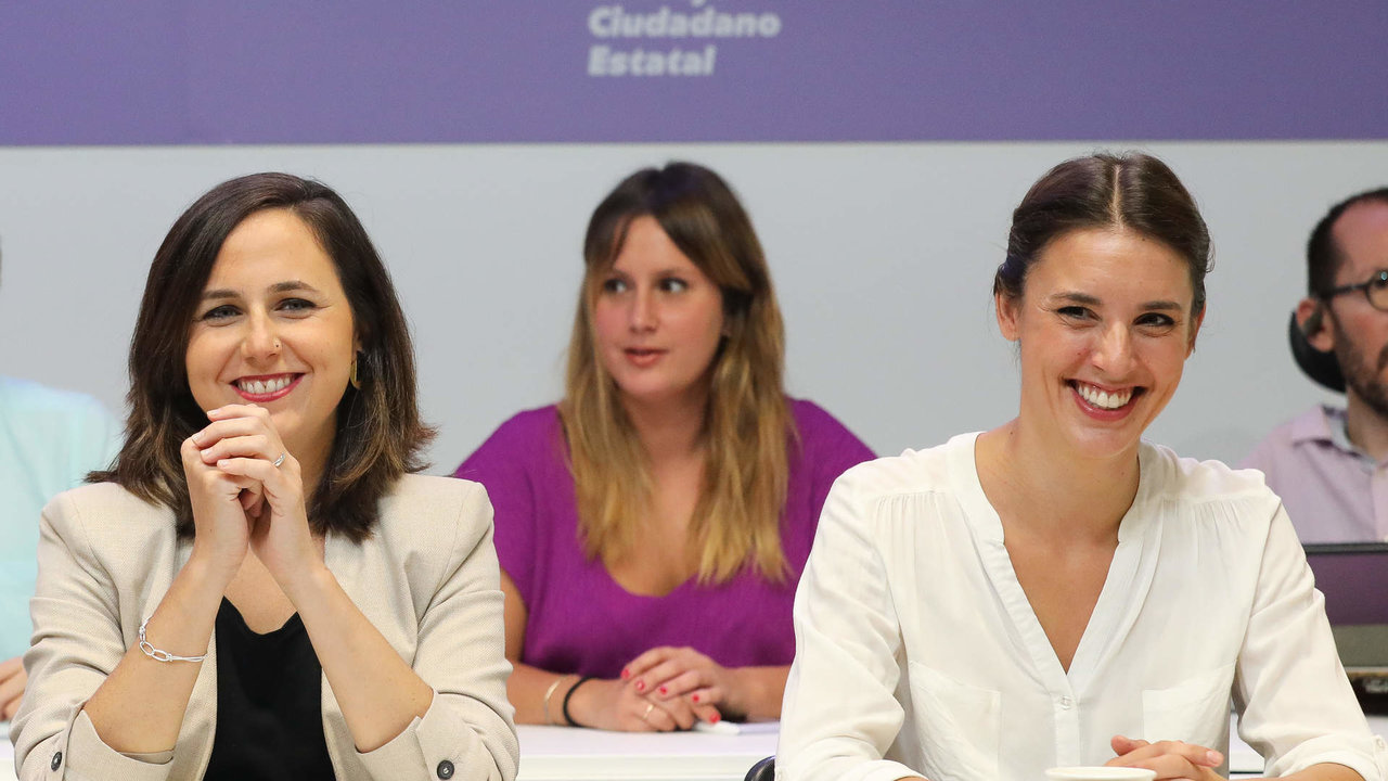 La ministra de Derechos Sociales y Agenda 2030, Ione Belarra, y la ministra de Igualdad, Irene Montero, en la sede de Podemos.