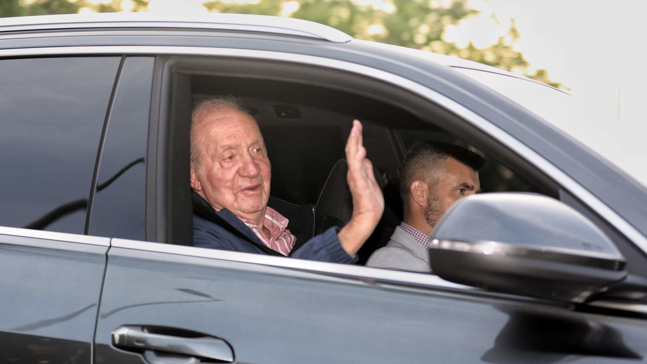 El Rey emérito Juan Carlos I a su salida de Madrid.