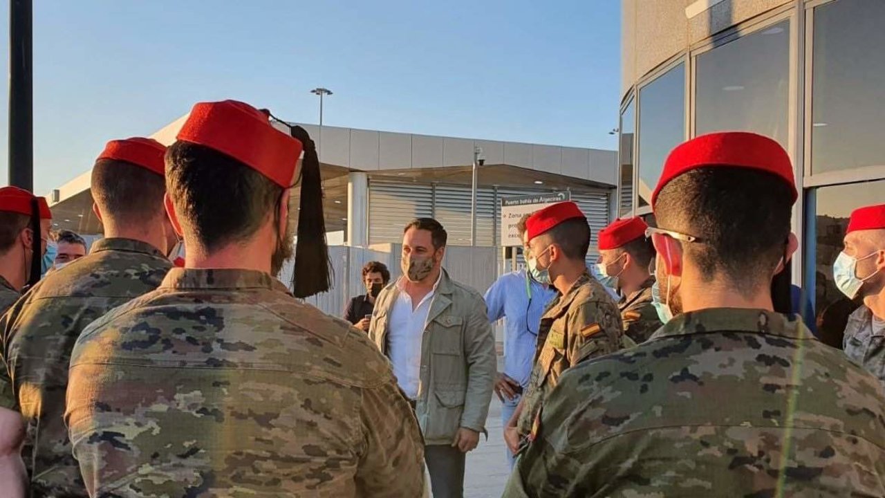 Santiago Abascal charla con regulares del Ejército de Tierra, en mayo de 2021.