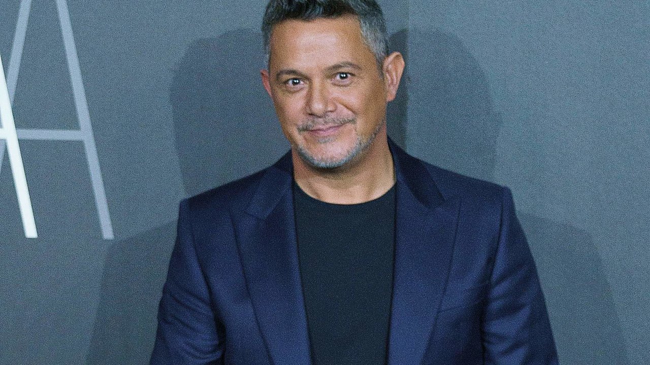 The singer Alejandro Sanz, poses during the presentation of his new album 'Sanz' in Madrid. .The album will be released on Friday, December 10th and is accompanied by an exhibition. Sanz' is the nineteenth album of his career, which has made him return to his origins, to his roots.