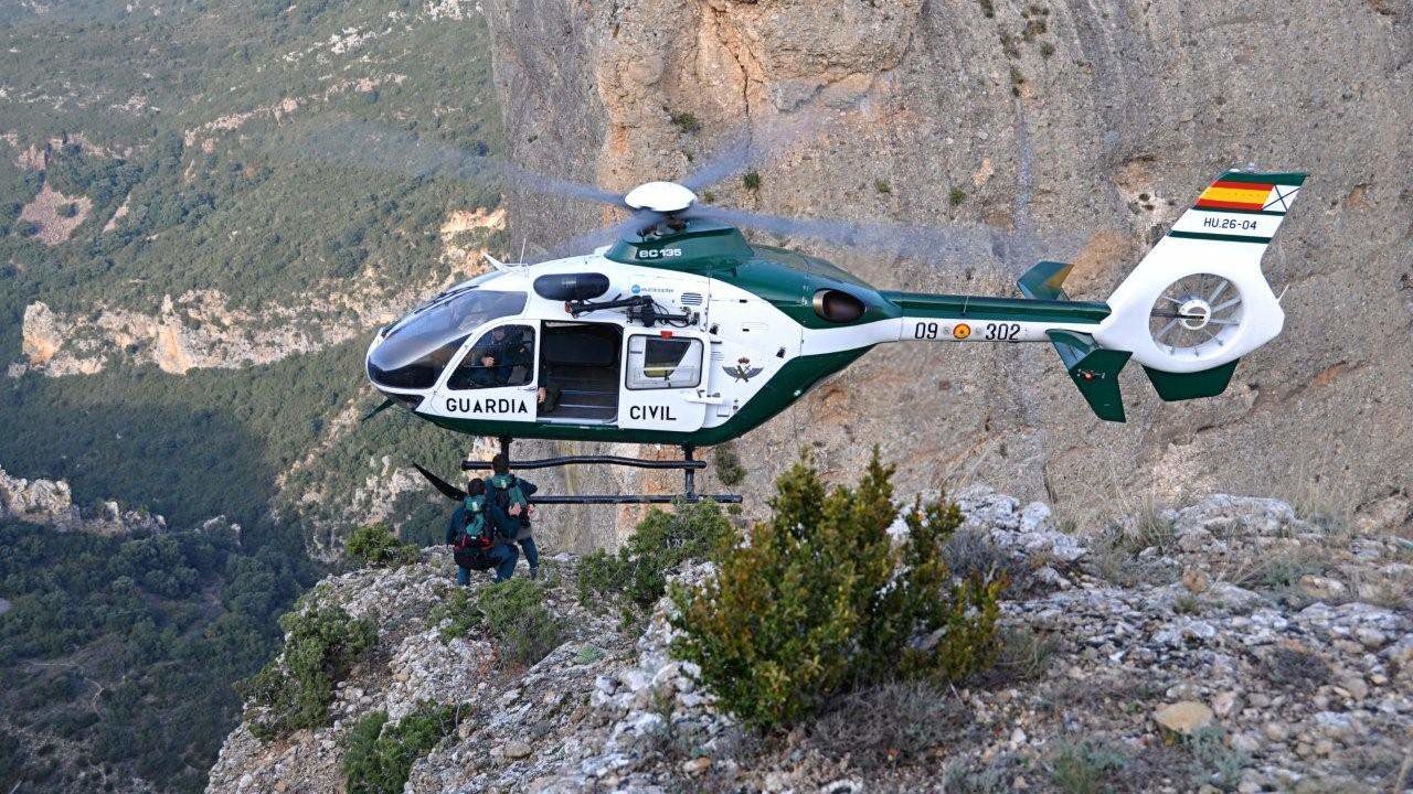 Helicóptero Airbus EC-135 de la Guardia Civil en una actuación en la montaña - @guardiacivil