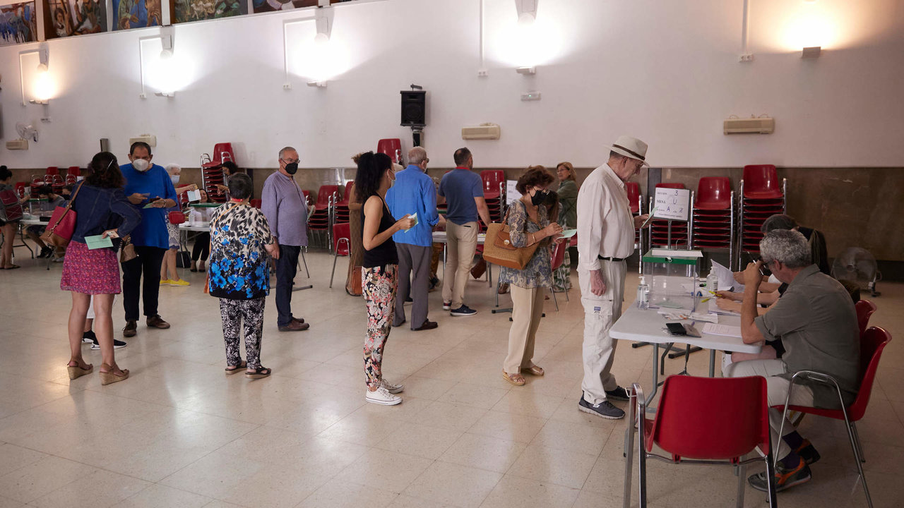 Varias personas aguardan en cola para ejercer el derecho a votar durante el día de las elecciones a la presidencia de la Junta de Andalucía en el Colegio San Fernando Marista, a 19 de junio de 2022 en Sevilla (Andalucía, España)