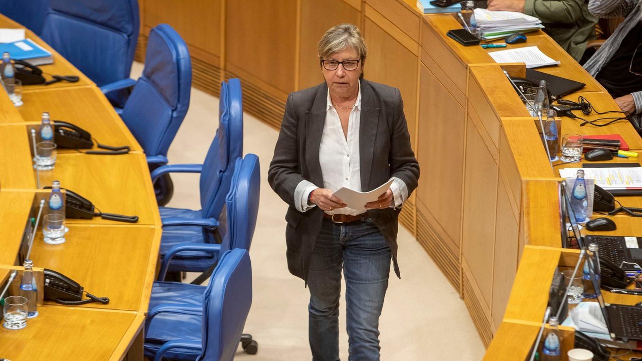 A conselleira do Mar, Rosa Quintana, comparece no Parlamento para dar conta dos retos aos que se enfronta o sector do mar ante as últimas decisións da Comisión Europea, como o veto á pesca de fondo