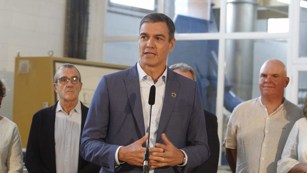 El presidente del Gobierno, Pedro Sánchez, durante su visita a la empresa Carob de Marratxí.