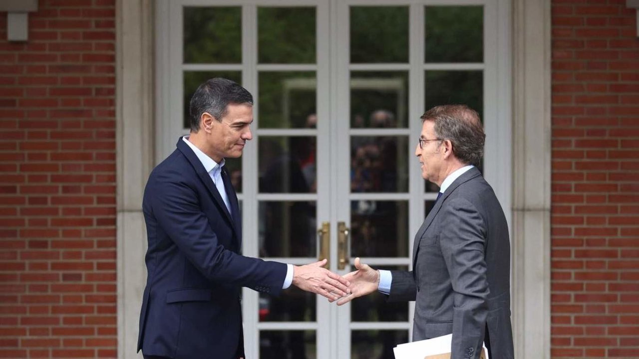 Pedro Sánchez y Alberto Núñez Feijóo se saludan en el Palacio de la Moncloa.