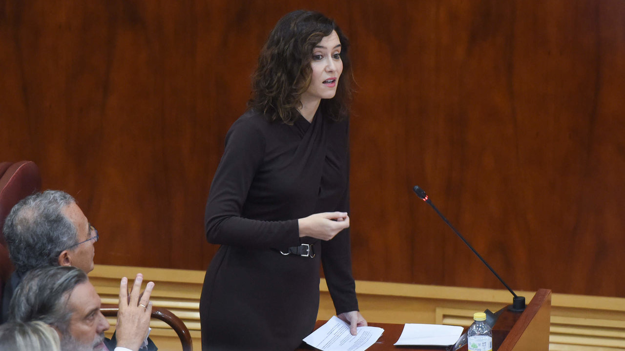 La presidenta de la Comunidad de Madrid, Isabel Díaz Ayuso, interviene en una sesión plenaria en la Asamblea de Madrid