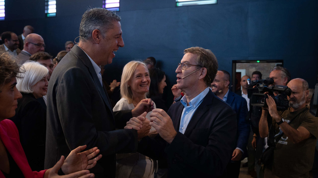 A la derecha, el presidente del PP, Alberto Núñez Feijóo, conversa con el exalcalde de Badalona Xavier García Albiol, a la izquierda, en la inauguración de la ronda de convenciones sectoriales del PP el pasado octubre.