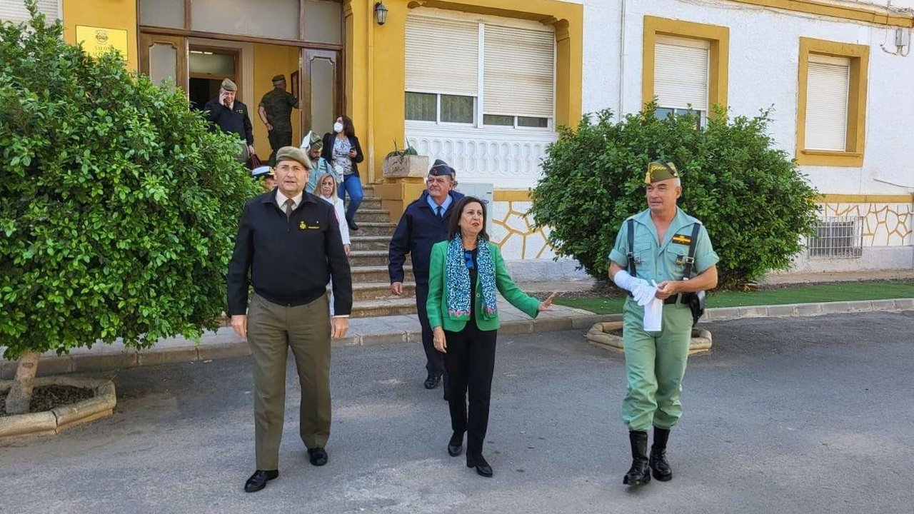 Margarita Robles, y la izquierda el Jefe de Estado Mayor del Ejército (JEME), Amador Enseñat.