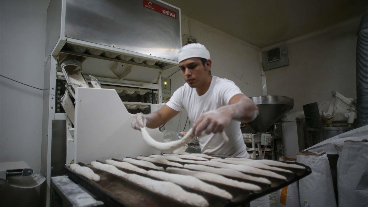 Trabajador elaborando pan en un obrador