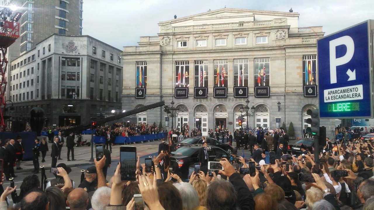 La Familia Real llega al Teatro Campoamor de Oviedo para presidir la ceremonia de los Premios Princesa de Asturias.