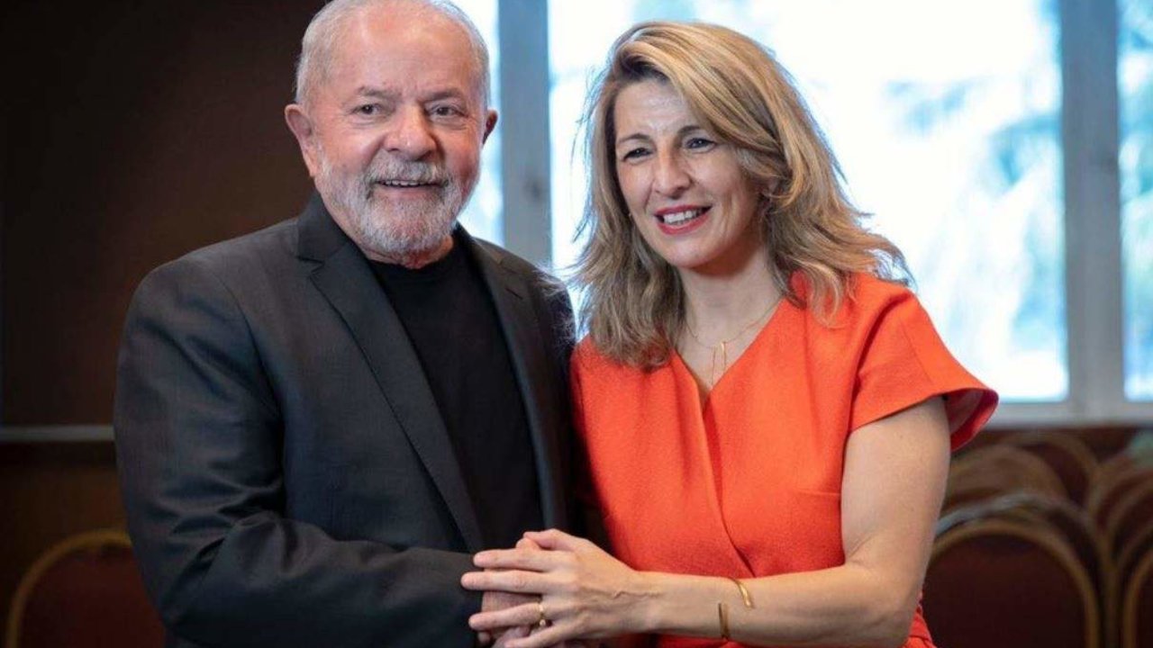 Archivo - La vicepresidenta segunda, Yolanda Díaz, con el expresidente brasileño Lula da Silva. 31/10/22