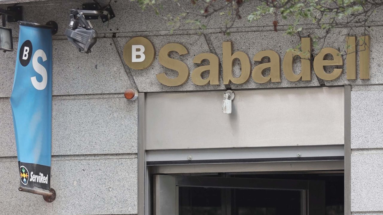 Entrada a una oficina de Banco Sabadell en Madrid.