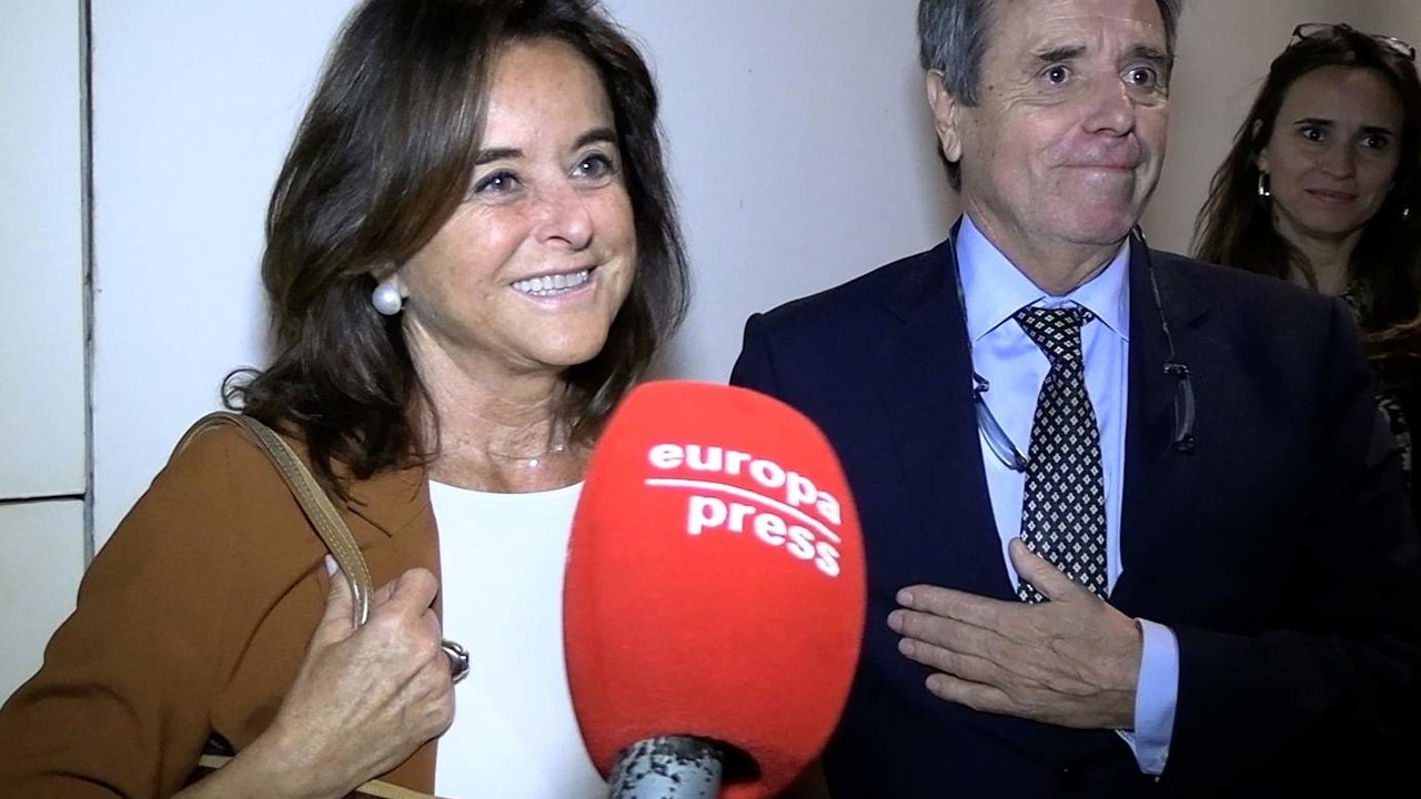 Pilar Mañé y Ramón Tamborero abandonando la reunión